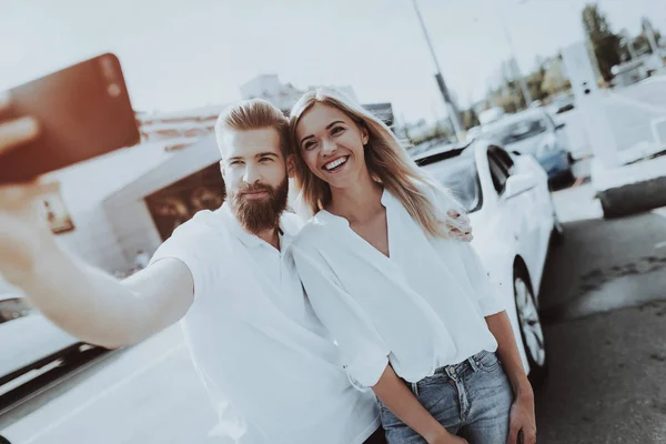 Couple Makink Selfie Tesla Car Happy Together Photo Car New — Stock Photo, Image