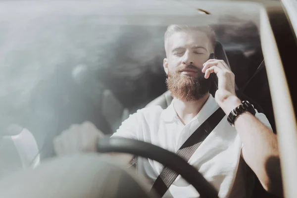 Hombre Tiene Una Llamada Telefónica Detrás Del Volante Del Coche — Foto de Stock