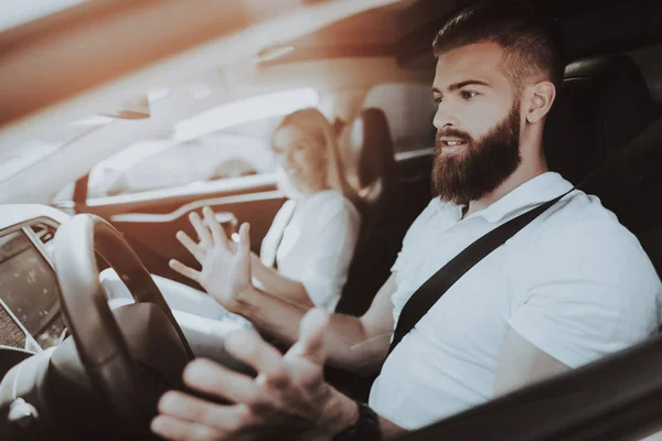 男子背后的特斯拉汽车车轮坐在前排的女孩创新技术 新一代电动混合动力车 奢华设计 未来的力量 Seatbells 测试驾驶 — 图库照片