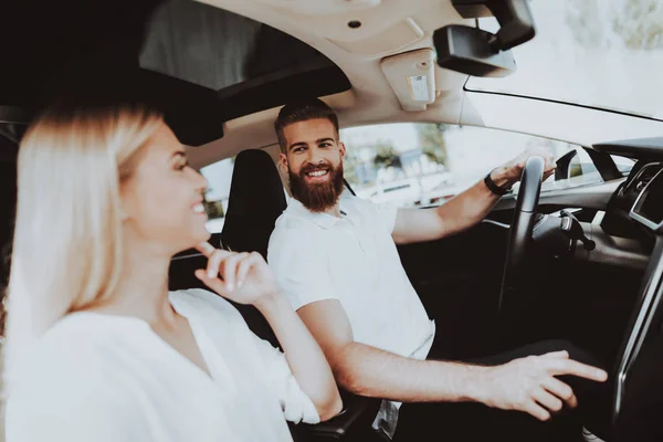 Homem Atrás Volante Carro Tesla Menina Banco Frente Tecnologia Inovação — Fotografia de Stock