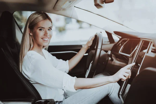 Mujer Tesla Car Detrás Del Concepto Rueda Tecnología Innovación Vehículo —  Fotos de Stock