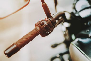 Siyah hız motosiklet kavramı. Ön kamera görünümü. Yolculuk için hazır. Elektrik motoru. Deri koltuk. Motosiklet Direksiyon. Bisiklet far. Yeni nesil. Sokak araç. Yolculuk taşıma.