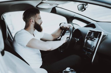 Tesla arabadaki beyaz adam. Ön koltuk kavramı. Yenilik teknoloji. Yeni nesil Electro hibrid araç. Lüks tasarım. Futuristik güç. Eller üstünde göstermek. Direksiyon başında.