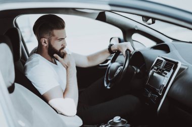 Tesla arabadaki beyaz adam. Ön koltuk kavramı. Yenilik teknoloji. Yeni nesil Electro hibrid araç. Lüks tasarım. Futuristik güç. Eller üstünde göstermek. Direksiyon başında.