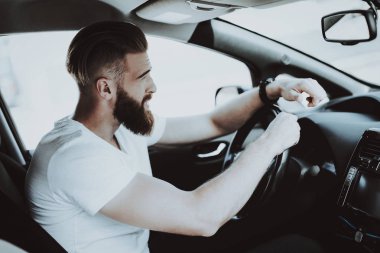 Tesla arabadaki beyaz adam. Ön koltuk kavramı. Yenilik teknoloji. Yeni nesil Electro hibrid araç. Lüks tasarım. Futuristik güç. Eller üstünde göstermek. Direksiyon başında.