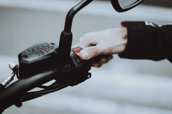 Mano Motociclista Acostado Dirección Motocicleta Voy Dar Una Vuelta Vehículo — Foto de Stock