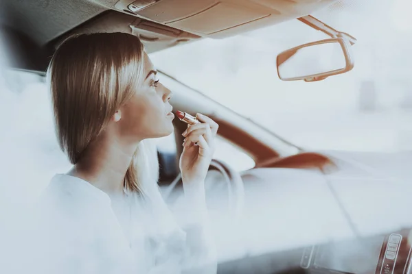 Mujer Está Haciendo Maquillaje Asiento Delantero Del Coche Tesla Tecnología —  Fotos de Stock