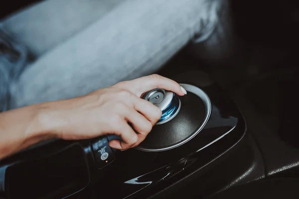 Žena Konceptu Vozu Tesla Ruku Přenos Inovační Technologie Nová Generace — Stock fotografie