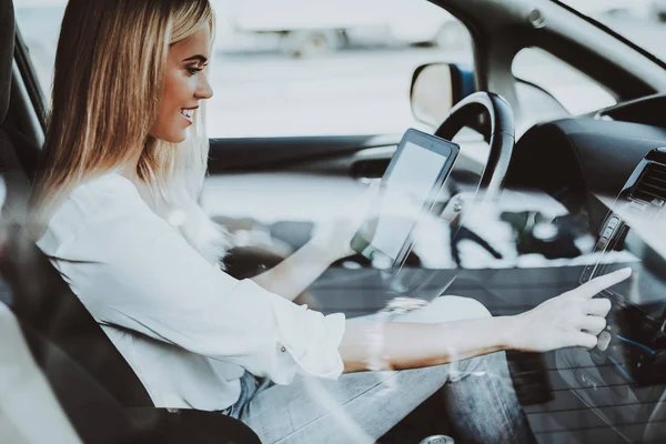 Vrouw Tesla Auto Achter Het Concept Van Het Wiel Innovatie — Stockfoto