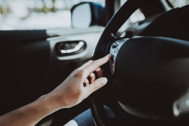 Tesla araba iç. Arkasında tekerlek kavramı. Yenilik teknoloji. Yeni nesil Electro hibrid araç. Lüks tasarım. Futuristik güç. Ön koltuk. Ekranda ver. İç görünüm.