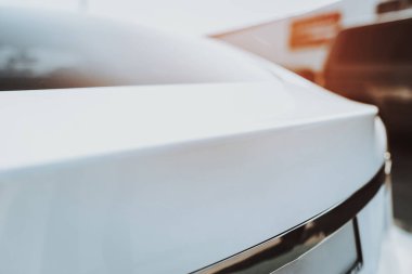 Tesla araba yan görünüm. Ekoloji otomobil konsepti. Yenilik teknoloji. Yeni nesil Electro hibrid araç. Ekoloji şarj istasyonu. Lüks tasarımı. Futuristik güç. Beyaz Tank.