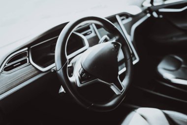 Tesla arabanın içine görünüm. Otomobil deri iç kavramı. Yenilik teknoloji. Yeni nesil Electro hibrid araç. Lüks tasarım. Futuristik güç. Direksiyon başında. Siyah Salon.