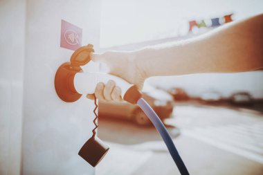 Tesla araç kablosu soketi bir soket. Otomobil şarj istasyonu kavramı. Yenilik teknoloji. Yeni nesil Electro hibrid araç eklenti. Ekoloji şarj istasyonu. Futuristik güç.