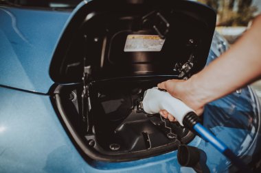 Tesla araba. Otomobil şarj Tank kavramı. Yenilik teknoloji. Yeni nesil Electro hibrid araç. Ekoloji şarj istasyonu. Lüks tasarım. Futuristik güç. Hood görünümü. Business Class.