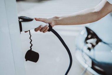 Tesla araç kablosu soketi bir soket. Otomobil şarj istasyonu kavramı. Yenilik teknoloji. Yeni nesil Electro hibrid araç eklenti. Ekoloji şarj istasyonu. Futuristik güç.