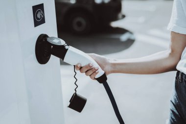 Tesla araç kablosu soketi bir soket. Otomobil şarj istasyonu kavramı. Yenilik teknoloji. Yeni nesil Electro hibrid araç eklenti. Ekoloji şarj istasyonu. Futuristik güç.