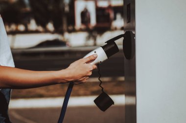 Tesla araç kablosu soketi bir soket. Otomobil şarj istasyonu kavramı. Yenilik teknoloji. Yeni nesil Electro hibrid araç eklenti. Ekoloji şarj istasyonu. Futuristik güç.