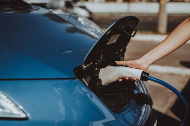 Tesla araba. Otomobil şarj Tank kavramı. Yenilik teknoloji. Yeni nesil Electro hibrid araç. Ekoloji şarj istasyonu. Lüks tasarım. Futuristik güç. Hood görünümü. Business Class.