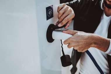 Tesla araç kablosu soketi bir soket. Otomobil şarj istasyonu kavramı. Yenilik teknoloji. Yeni nesil Electro hibrid araç eklenti. Ekoloji şarj istasyonu. Futuristik güç.