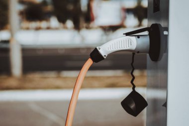 Tesla araç kablosu soketi bir soket. Otomobil şarj istasyonu kavramı. Yenilik teknoloji. Yeni nesil Electro hibrid araç eklenti. Ekoloji şarj istasyonu. Futuristik güç.