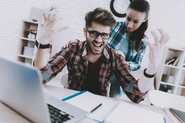 Genç serbest evde çalışma birkaç. İş adamı ve iş kadını. Freelancing kavramı. Uzaktan çalışma. Genç aile. Dizüstü bilgisayar kullanarak. Dijital aygıt insanlarla. Belgelerle çalışma.