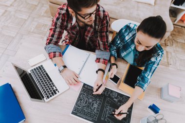 Genç serbest evde çalışma birkaç. İş adamı ve iş kadını. Freelancing kavramı. Uzaktan çalışma. Genç aile. Dizüstü bilgisayar kullanarak. Dijital aygıt insanlarla. Planları ile çalışma.