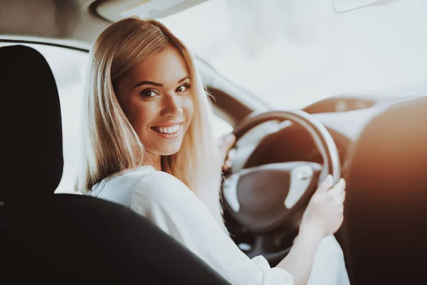 Mujer Tesla Car Detrás Del Concepto Rueda Tecnología Innovación Vehículo —  Fotos de Stock