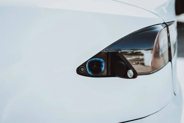 特斯拉汽车尾灯汽车开罐概念 创新技术 新一代电动混合动力车 生态收费站 豪华设计 未来的力量 侧面视图 — 图库照片