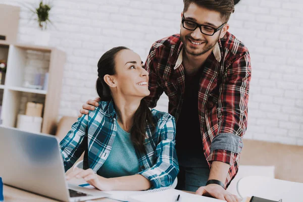 Casal Jovens Freelancers Trabalhando Casa Empresário Empresária Conceito Freelancing Trabalho — Fotografia de Stock