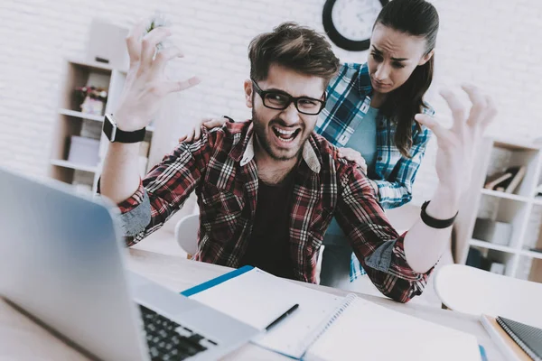 Casal Jovens Freelancers Trabalhando Casa Empresário Empresária Conceito Freelancing Trabalho — Fotografia de Stock