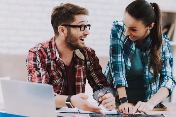 Casal Jovens Freelancers Trabalhando Casa Empresário Empresária Conceito Freelancing Trabalho — Fotografia de Stock