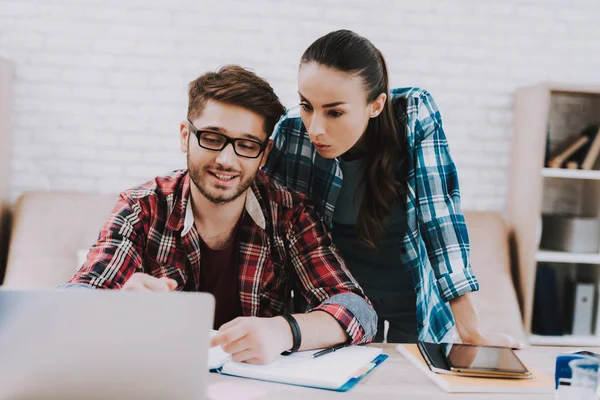 Ein Paar Junge Freiberufler Die Hause Arbeiten Unternehmerin Und Geschäftsfrau — Stockfoto