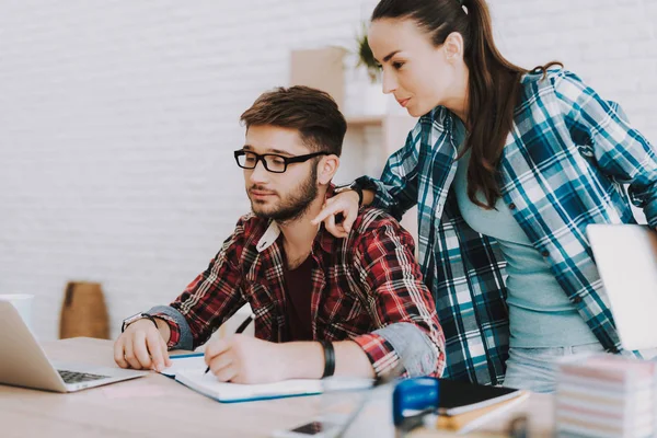 Par Jóvenes Freelancers Que Trabajan Casa Empresario Empresaria Concepto Freelancing —  Fotos de Stock