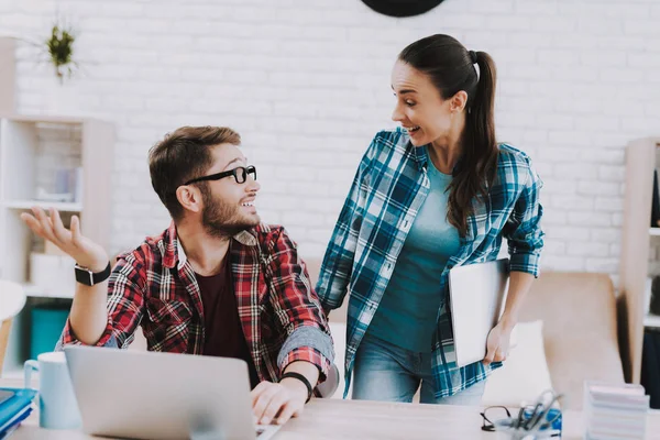 Casal Jovens Freelancers Trabalhando Casa Empresário Empresária Conceito Freelancing Trabalho — Fotografia de Stock