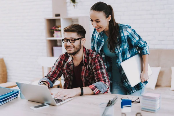 Genç serbest evde çalışma birkaç. İş adamı ve iş kadını. Freelancing kavramı. Uzaktan çalışma. Genç aile. Dizüstü bilgisayar kullanarak. Dijital aygıt insanlarla. Laptop ile çalışma.