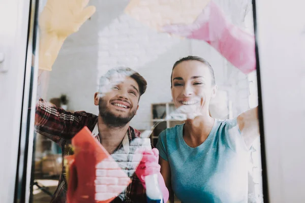 Junges Paar Karierten Hemden Sanitäranlagen Hause Hände Gummihandschuhen Housekeeping Konzept — Stockfoto