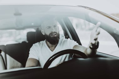 Tesla arabadaki beyaz adam. Ön koltuk kavramı. Yenilik teknoloji. Yeni nesil Electro hibrid araç. Lüks tasarım. Futuristik güç. Eller üstünde göstermek. Direksiyon başında.