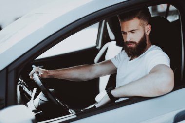 Tesla arabadaki beyaz adam. Arkasında tekerlek kavramı. Yenilik teknoloji. Yeni nesil Electro hibrid araç. Lüks tasarım. Futuristik güç. Ön koltuk. Emin sürücü.