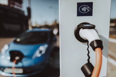 Tesla araba. Otomobil şarj Tank kavramı. Yenilik teknoloji. Yeni nesil Electro hibrid araç. Ekoloji şarj istasyonu. Lüks tasarım. Futuristik güç. Hood görünümü. Business Class.