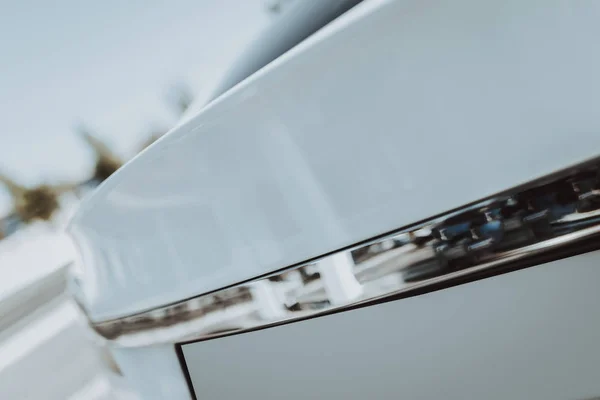 Вид Сбоку Автомобиля Tesla Экологическая Автомобильная Концепция Инновационные Технологии Электрогибридный — стоковое фото