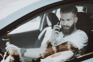 Adam telefon görüşmesi Tesla arabanın direksiyonuna vardır.