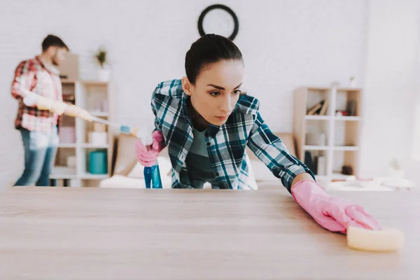 Pasangan Muda Checkered Shirts Cleaning Room Sanitasi Rumah Tangan Karet — Stok Foto