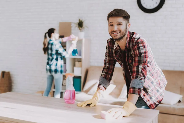 A kockás ing, takarítás a szobában a fiatal pár. — Stock Fotó