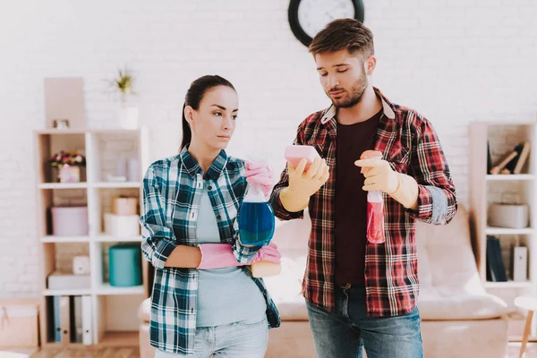 Junges Paar in karierten Hemden. — Stockfoto