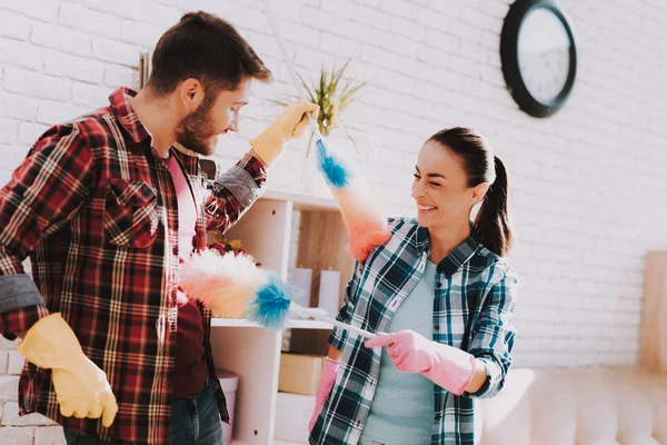 Casal Jovem em Camisas Checkered Sala de Limpeza . — Fotografia de Stock