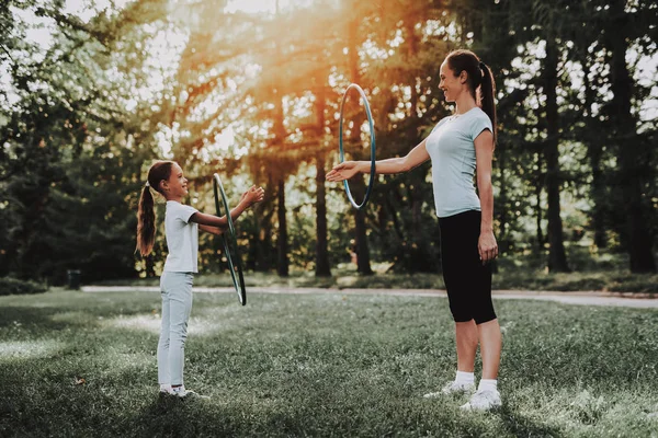 Mãe e filha se divertir ao ar livre no verão . — Fotografia de Stock