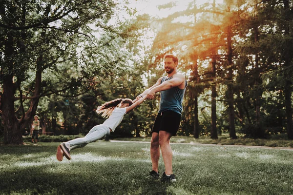 Ojciec i córka mają zabawy na świeżym powietrzu w parku. — Zdjęcie stockowe