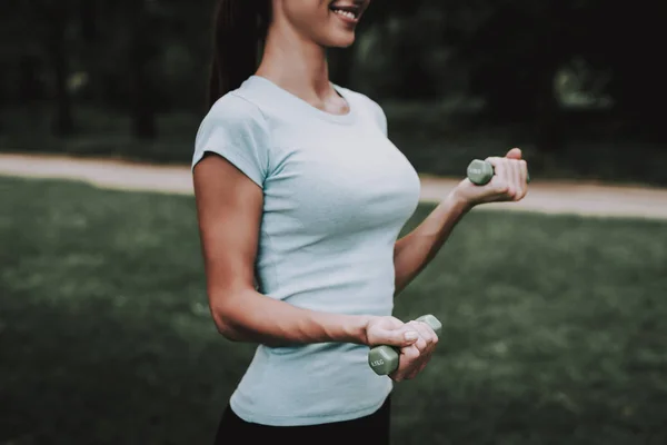 Молода жінка в спортивному одязі робить йогу в парку . — стокове фото