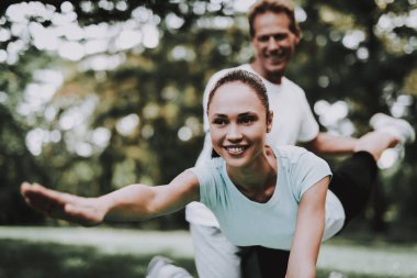 Genç çift Park Yoga yaparken spor giyim