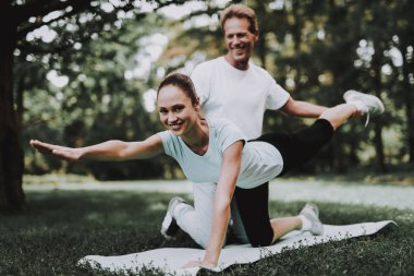 Genç çift Park Yoga yaparken spor giyim